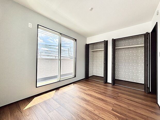 明るいバルコニーサイドに洋室を設置。目覚めの良い寝室に。