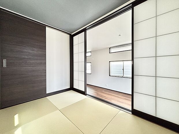 リビングに小上がりの和室スペース。毎日の暮らしに安らぎをもたらしてくれます。