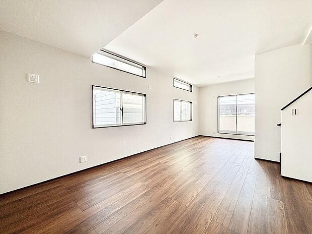 明るい2階リビング!外からの視線をシャットアウトして家族のプライバシーを守ります。