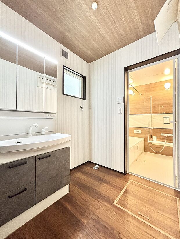 小窓がついているので湿気の多い場所でも換気が十分行えます。毎日の身支度を気持ち良く!