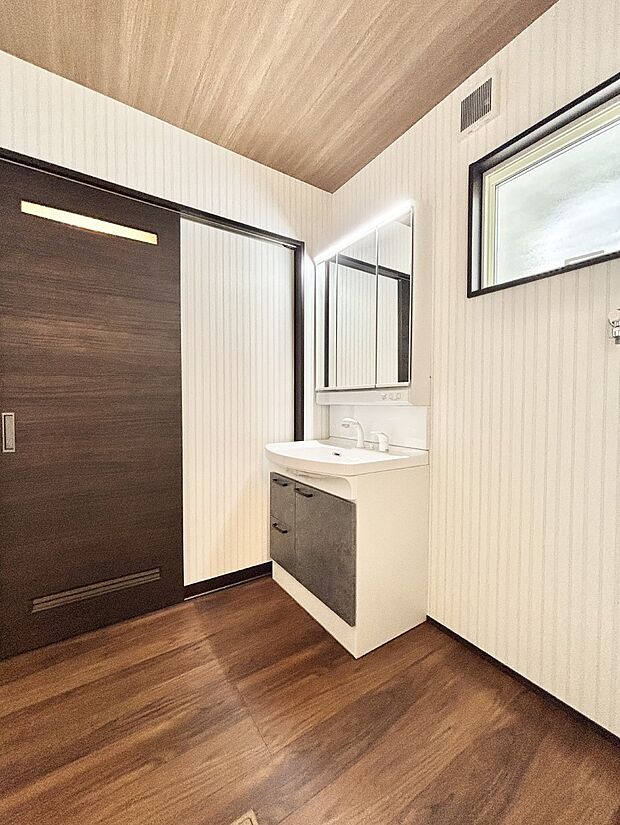 窓のある明るいランドリースペース