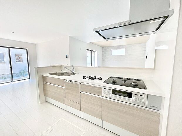 リビングで遊ぶお子様を見守りながらお料理ができる対面キッチン。  