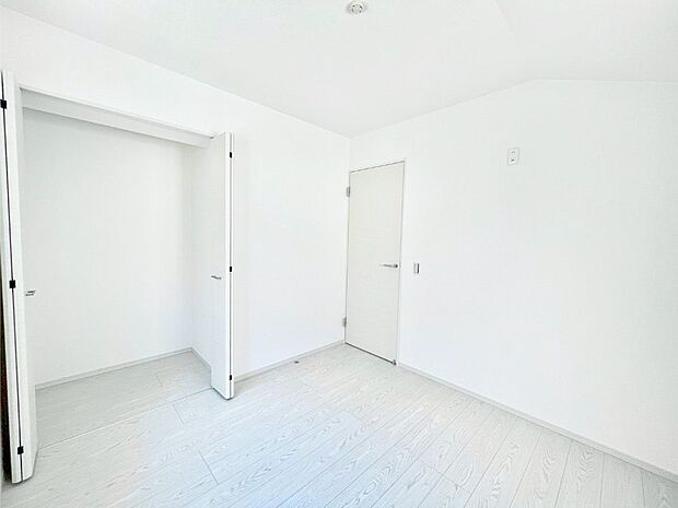 使いやすい形でベットや家具の置き方にも困ることもありません。   