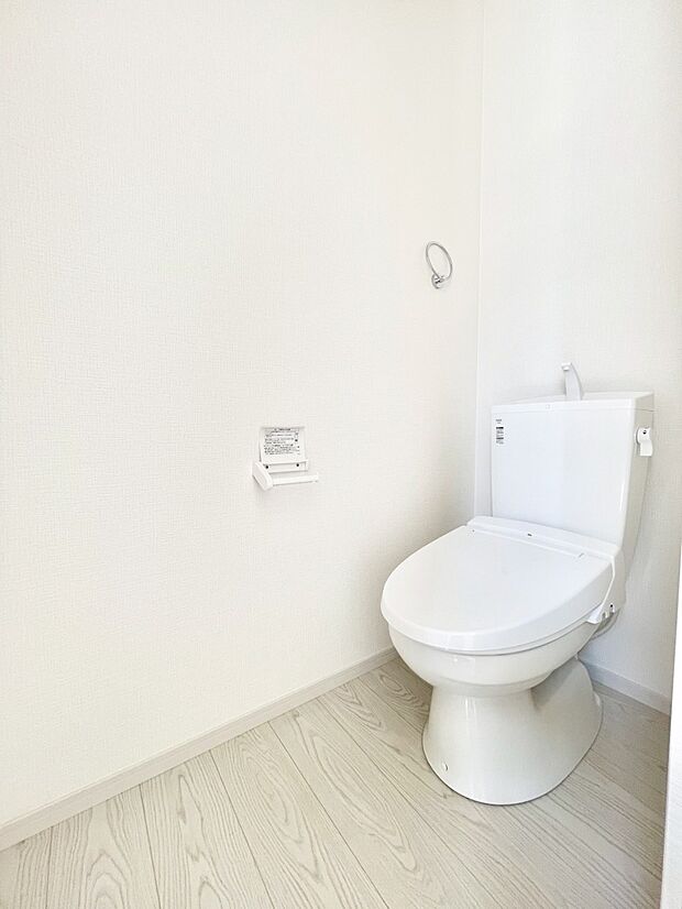 明るく清潔感のあるトイレです。 