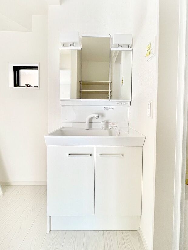 収納力と機能性に優れたお手入れラクラク洗面化粧台！  