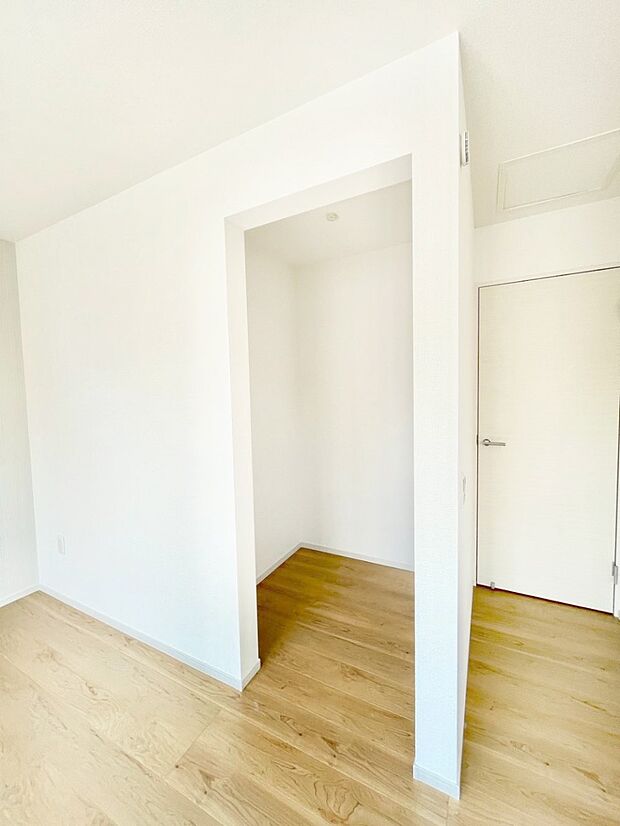 ウォークインクローゼット付きで生活空間を広く利用できます。