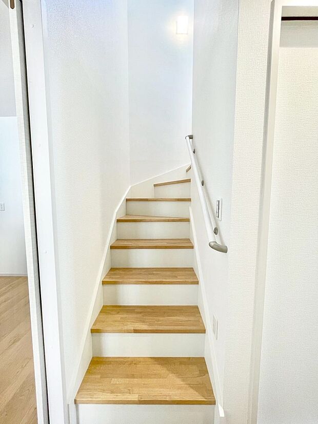 階段には手すりがあり、小さなお子様やお年寄りの方にも安心です。