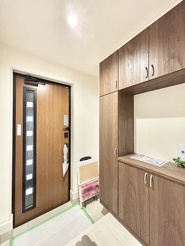 飾り棚を利用して、お越しいただくお客様をおもてなしできます。