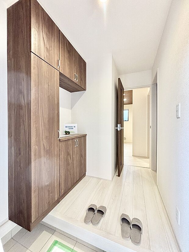 明るい玄関はお客様をお出迎えするのにぴったりです！ 