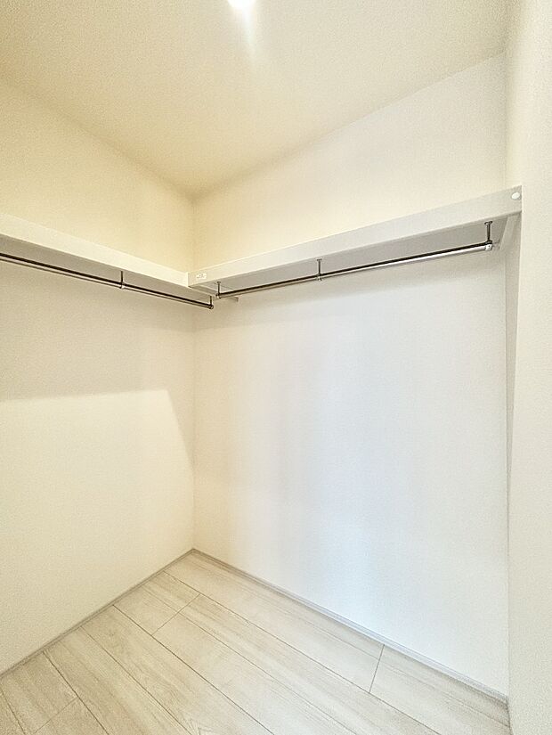 ウォークインクローゼット付きで生活空間を広く利用できます。