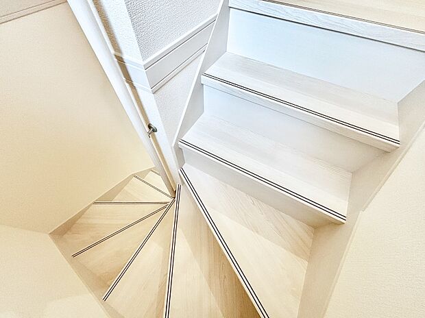 階段は手すり付きなので小さなお子さまやご高齢の方も安心です  