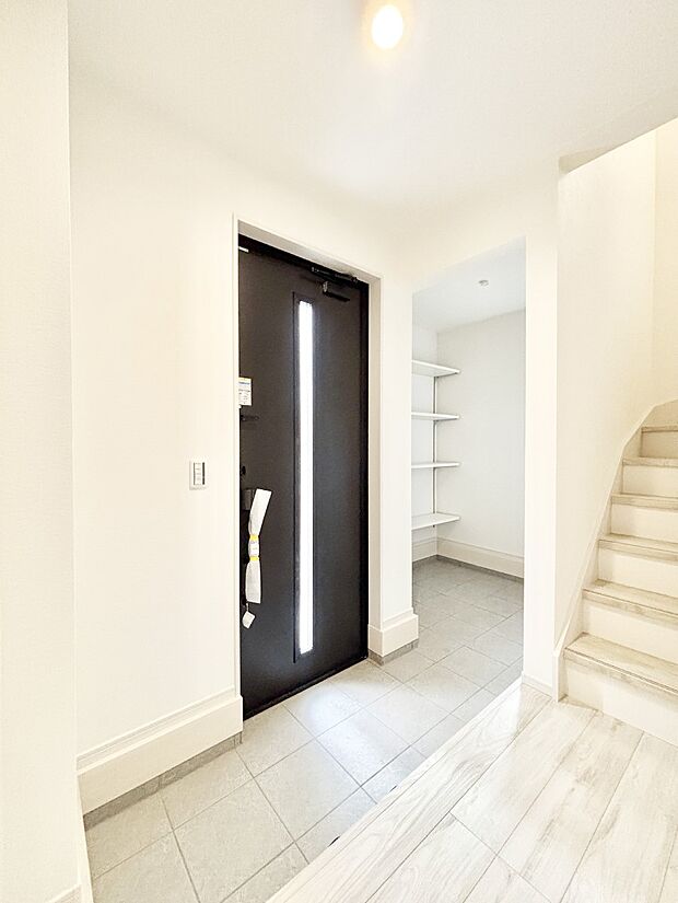 ガラススリットの入った玄関ドアが室内に光を届けてくれます