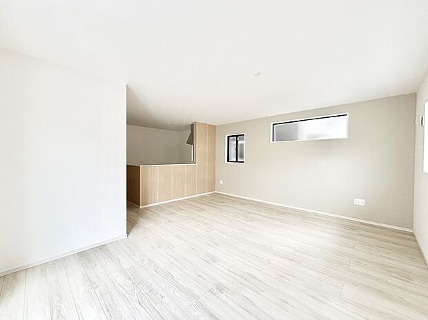 ご家族の賑やかな話し声で包まれる明るいリビング