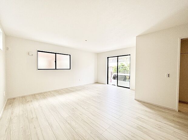 大きな窓からたっぷりの陽光と風を感じられるリビング