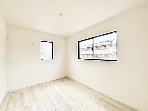 窓からのやさしい光が心地よいプライベートルーム