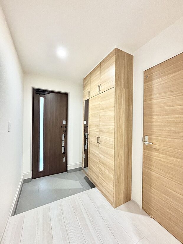 天井まである玄関収納で、家族全員の靴もすっきり収納!