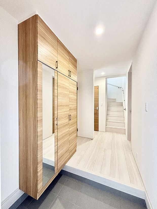 ミラー付きシューズボックスはお出かけ前の身だしなみチェックに便利