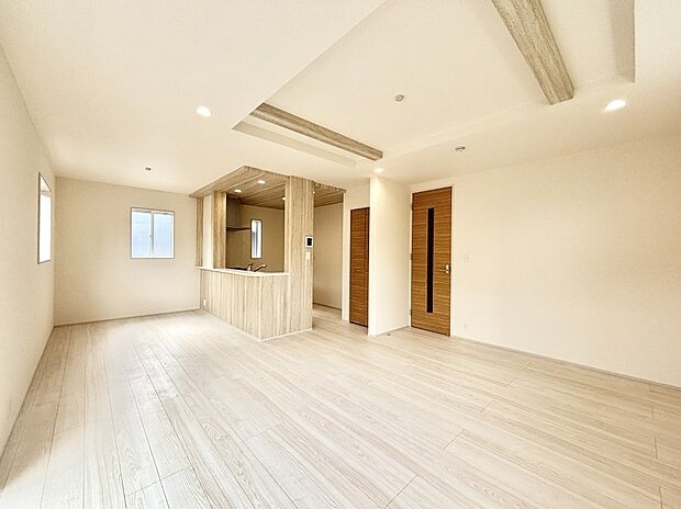 折上天井は立体的な奥行きがあるので、天井が広く見えて開放的な空間を演出できます。