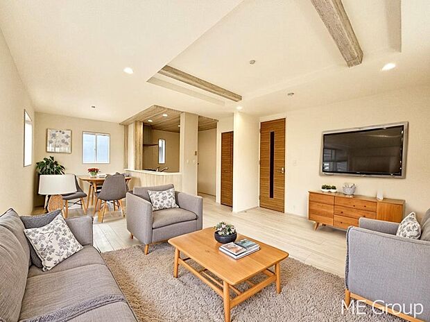 ご家族の賑やかな話し声で包まれる明るいリビング ※家具はCGです