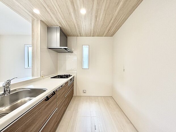 爽やかな風が通り抜けるキッチン。窓があるので明るく換気にも役立ちます。