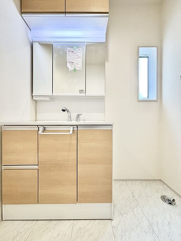 明るい洗面所は毎朝の身支度も楽しくできちゃいそうです。