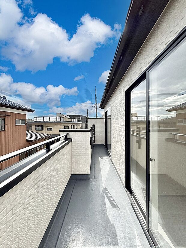 ゆったりバルコニーだから沢山お洗濯ものを干せます。