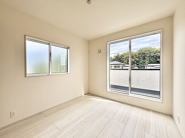 窓からのやさしい光が心地よいプライベートルーム