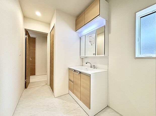 清潔感のある快適空間です。毎日の身支度も気持ち良くお使い頂けます。