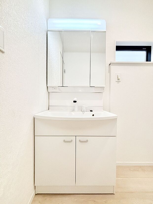 大きく見やすい三面鏡で清潔感ある洗面台は、身だしなみチェックや肌のお手入れにおすすめです。 