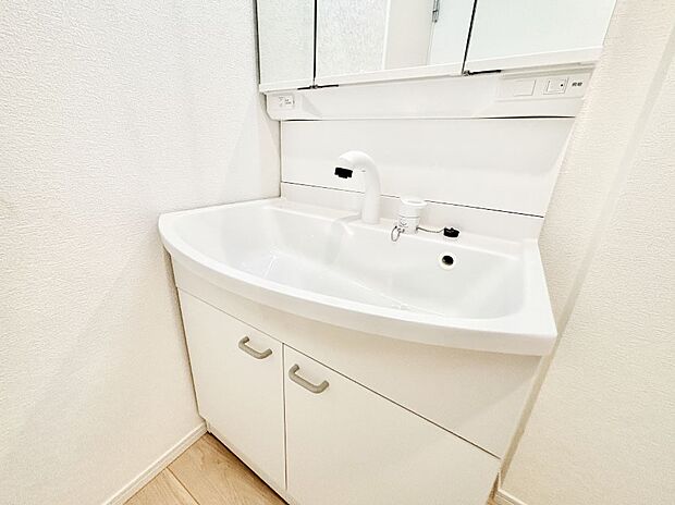 ハンドシャワー付き！使いやすい洗面台。