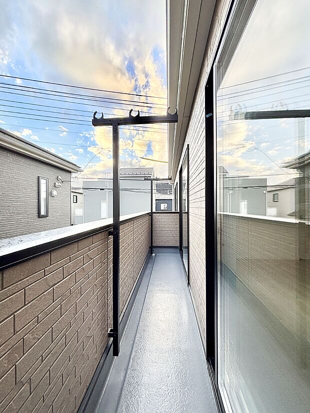 ゆったりバルコニーだから沢山お洗濯ものを干せます。