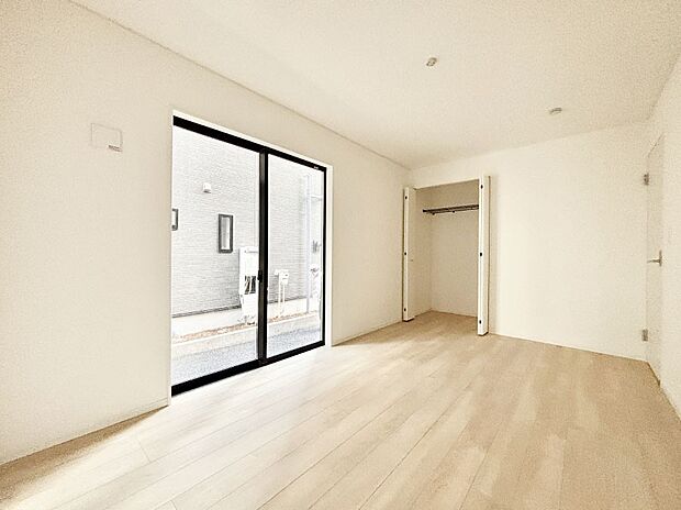 窓からのやさしい光が心地よいプライベートルーム