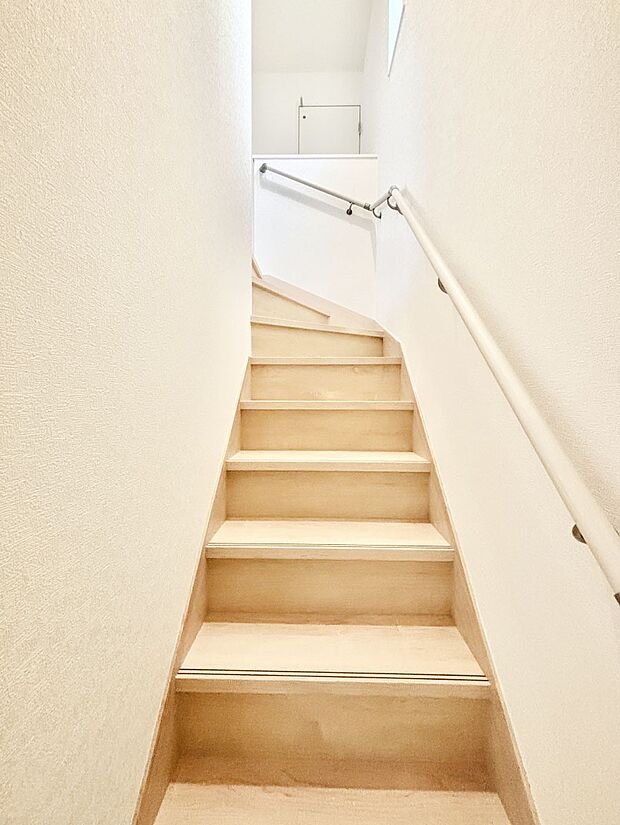 安全性を考慮し階段には手すりを設置しています