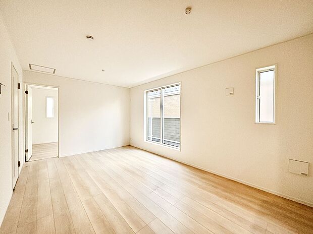 大きな窓からたっぷりの陽光と風を感じられるリビング