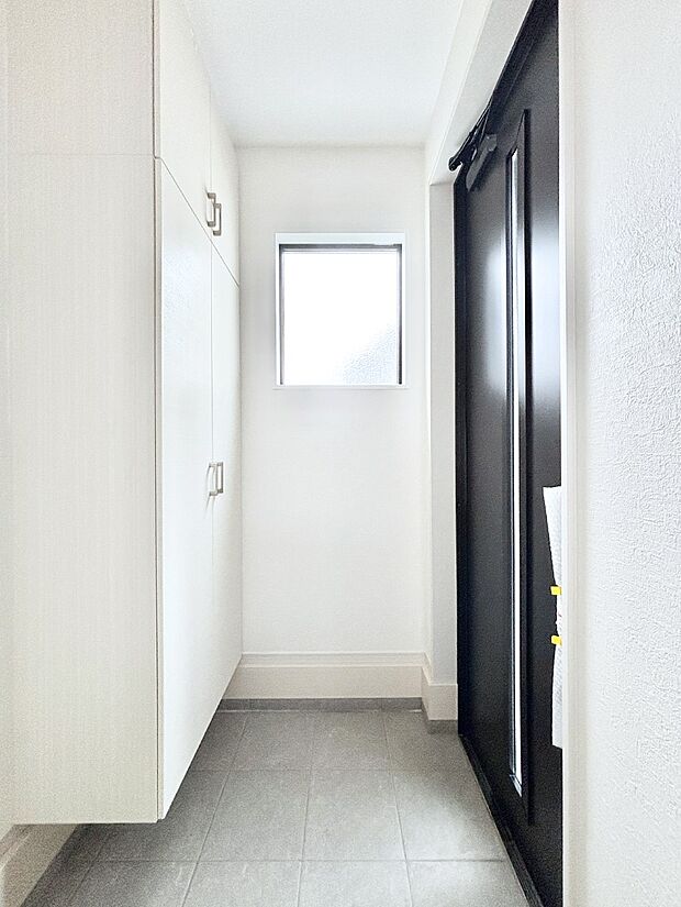 天井まである玄関収納で、家族全員の靴もすっきり収納！ 