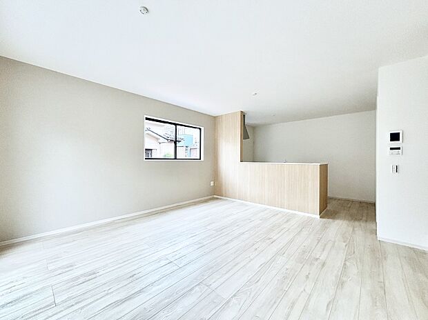 アクセントクロスがお洒落なリビング。家族でのんびりくつろげる広々スペース。