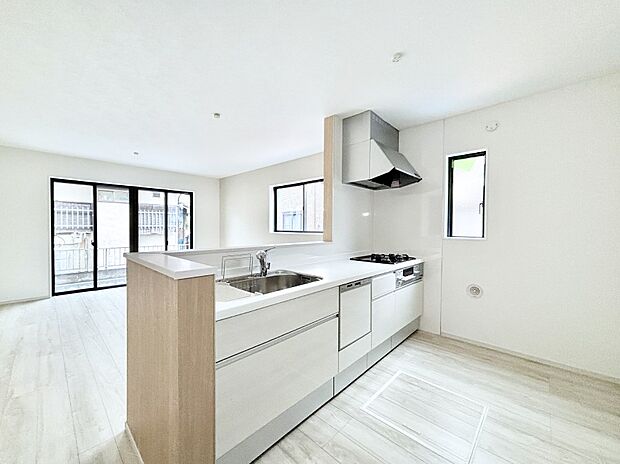 爽やかな風が通り抜けるキッチン。窓があるので明るく換気にも役立ちます。