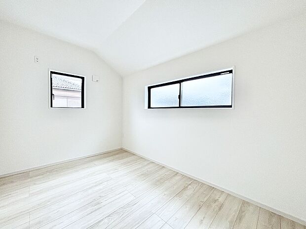 勾配天井を採用して開放感をプラス。2面採光で明るく風通しも良好です。