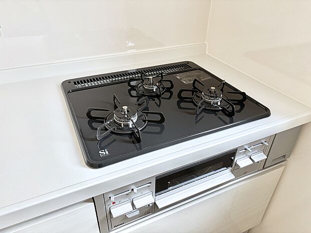 ガスコンロはＳｉセンサー搭載。火力調節や焦げ付き・消し忘れも防いでくれます。