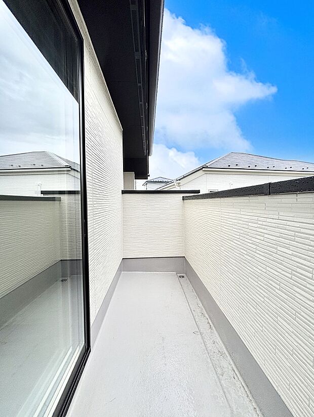 南向きのバルコニー!ご家族の洗濯物はもちろん、お布団もたっぷり干せます!