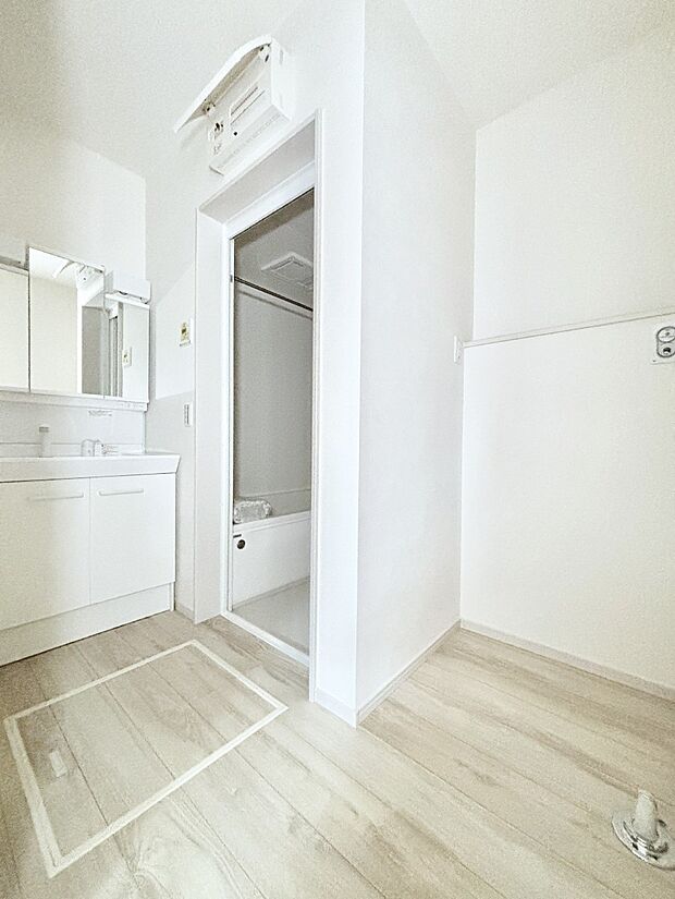 清潔感溢れるホワイトカラーを基調とした洗面室