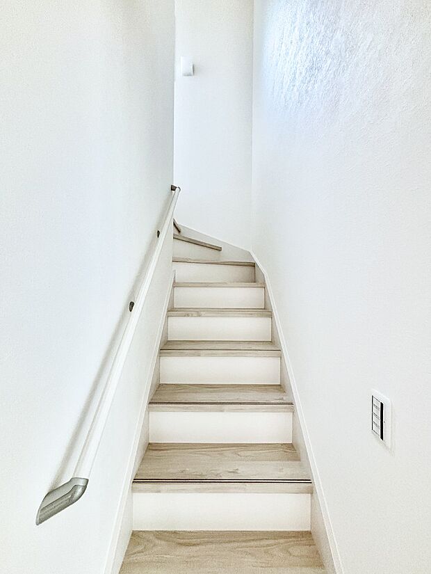 安全性を考慮し階段には手すりを設置しています