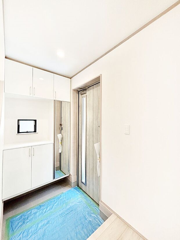 ご家族やお客様を気持ちよくお出迎え!明るい陽光が入り込む玄関。