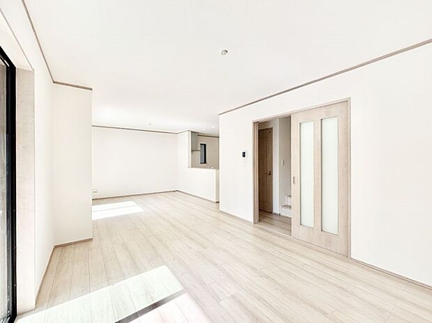 穏やかな陽だまりに包まれる、居心地の良いリビングで家族団らん!