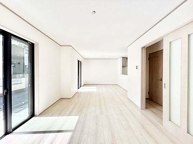 明るい陽光が注ぎ、寛ぎの雰囲気に満たされるリビングダイニング