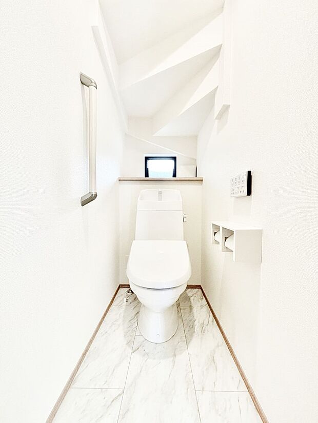 清潔感あるシャワートイレ。小窓から光が注ぎ込みます!