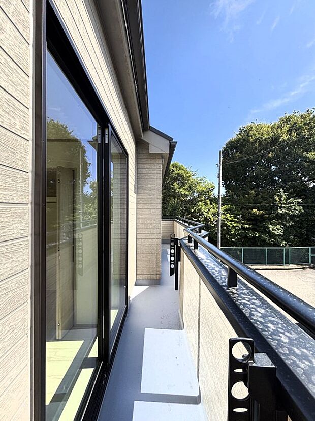 暖かな陽光が降り注ぐバルコニーはお洗濯におすすめ。爽やかな風も心地よいです。