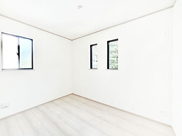 2面採光の洋室。窓から入り込む陽光がお部屋全体を優しく包み込みます!