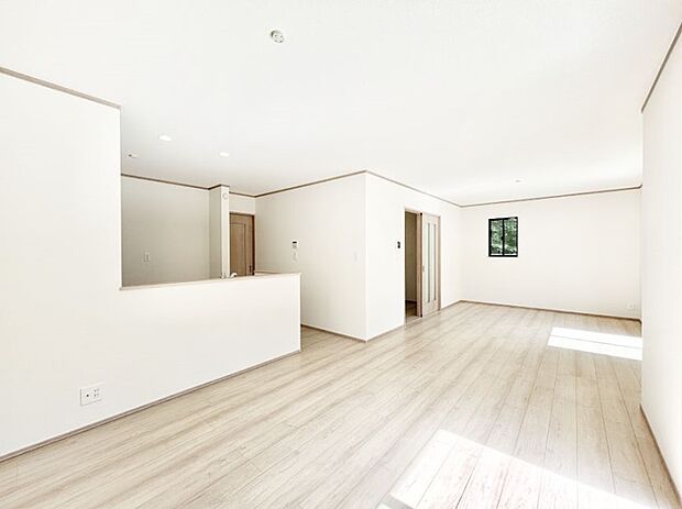 家族の笑顔が自然と生まれてくる、そんな雰囲気のダイニングに仕上がっています。