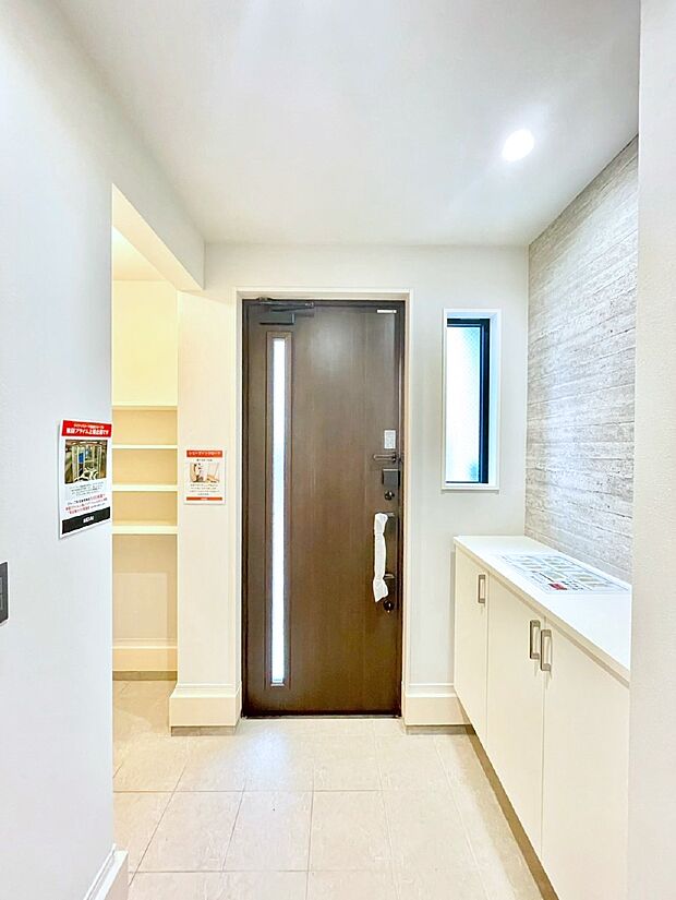 ガラススリットの入った玄関ドアが室内に光を届けてくれます